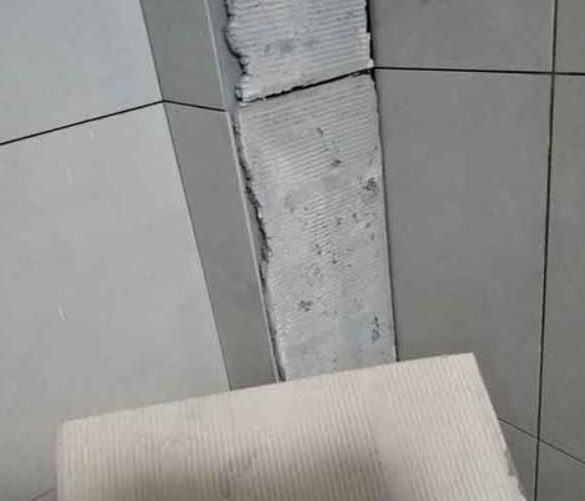 琼海瓷砖空鼓维修公司分享下厨房瓷砖脱落的补救措施。